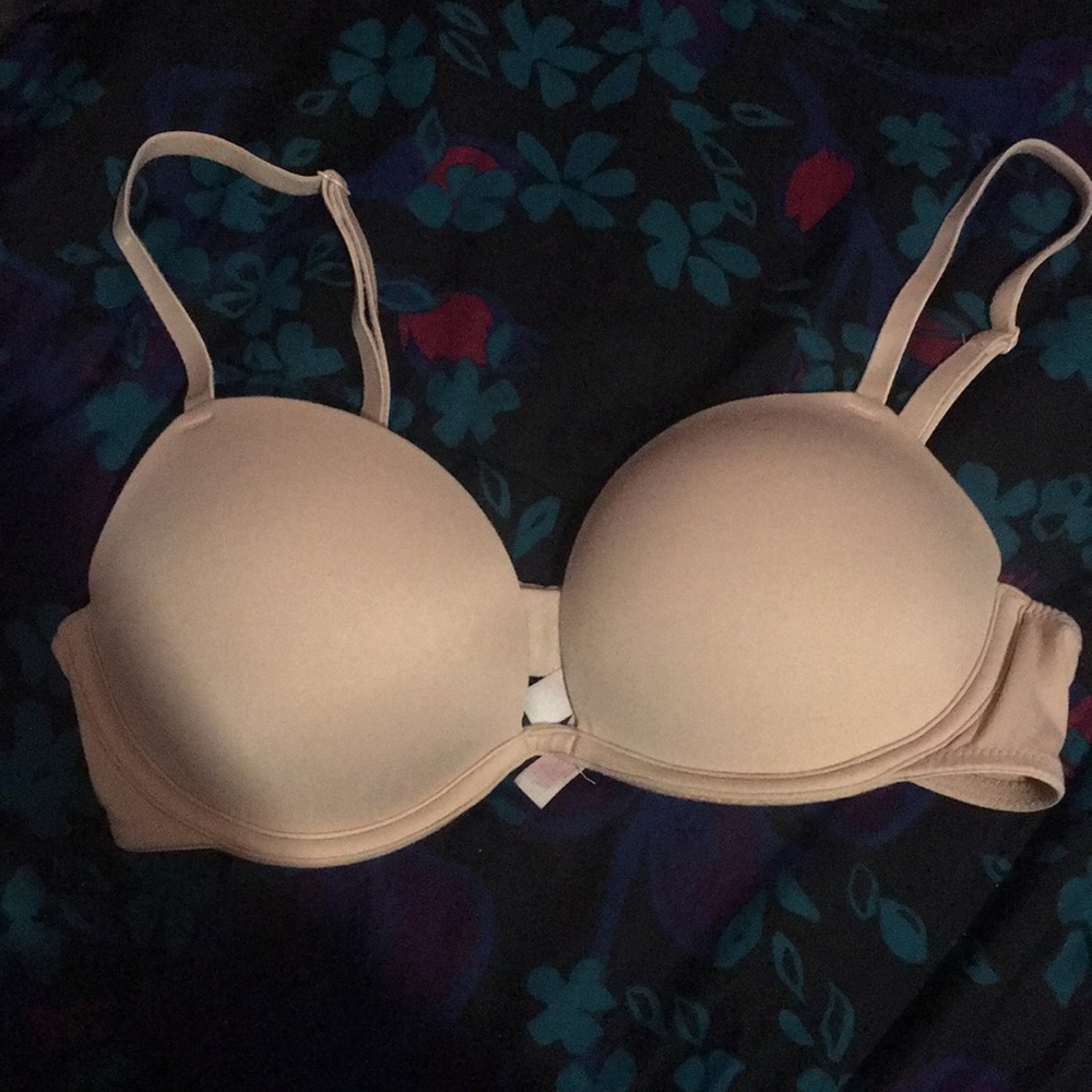 Pink bra bombshell